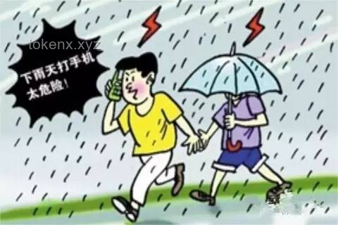 反转视角：孩子淋雨演出，老师打伞背后的教育创新启示🌧️🎭